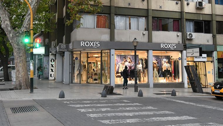 En sectores como la cosmética y la gastronomía, el diseño de experiencias inmersivas se ha convertido en un pilar de la arquitectura comercial. Foto: Santiago Tagua/MDZ