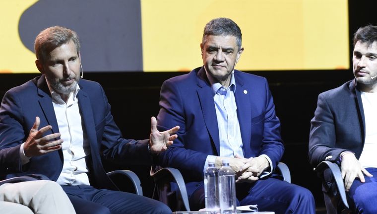 Mientras Jorge Macri acordó en la Ciudad de Buenos Aires y Rogelio Frigerio se encamina a hacer lo mismo, el chubutense Ignacio Torres conformó un frente con los gobernadores Maximiliano Pullaro (Santa Fe), Carlos Sadir (Jujuy), Claudio Vidal (Santa Cruz) y Martín Llaryora (Córdoba). Mientras Jorge Macri acordó en la Ciudad de Buenos Aires y Rogelio Frigerio se encamina a hacer lo mismo, el chubutense Ignacio Torres conformó un frente con los gobernadores Maximiliano Pullaro (Santa Fe), Carlos Sadir (Jujuy), Claudio Vidal (Santa Cruz) y Martín Llaryora (Córdoba).