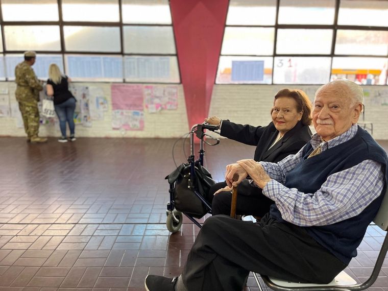 Leopoldo Ríos y Susana Santander asisten a todas las votaciones. Foto: Felicitas Oyhenart