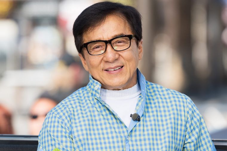 Foto: People.com - https://static.onecms.io/wp-content/uploads/sites/20/2018/12/jackie-chan-1-2000.jpg
