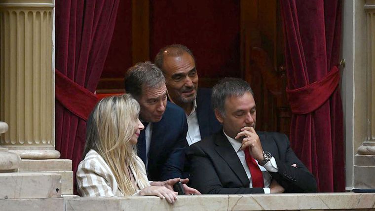 Manuel Adorni junto a Karina Milei