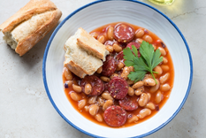 Prepara un guiso sustancioso de porotos con chorizo para todos Foto: Shutterstock
