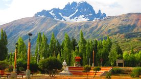 El pueblo de Villa Cerro Castillo se encuentra rodeado por las montañas de la Patagonia chilena. El pueblo de Villa Cerro Castillo se encuentra rodeado por las montañas de la Patagonia chilena.