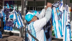 Con el inicio del Mundial la camiseta de la Selección Argentina comenzó a venderse en la vía pública a valores que apenas superan los $25.000.