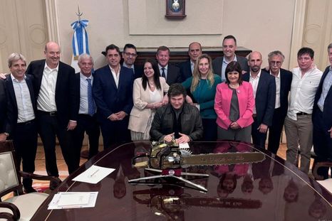 Javier Milei y su gabinete minutos despues de que se frustrara la sesión para debatir la Ley de Ficha Lmpia Foto: X Oficina del Presidente