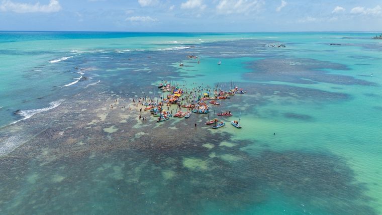 La playa de Brasil conocida por sus piscinas naturales y actividades náuticas. La playa de Brasil conocida por sus piscinas naturales y actividades náuticas.