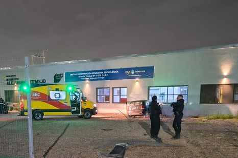 El conductor impactó contra la pared de una escuela