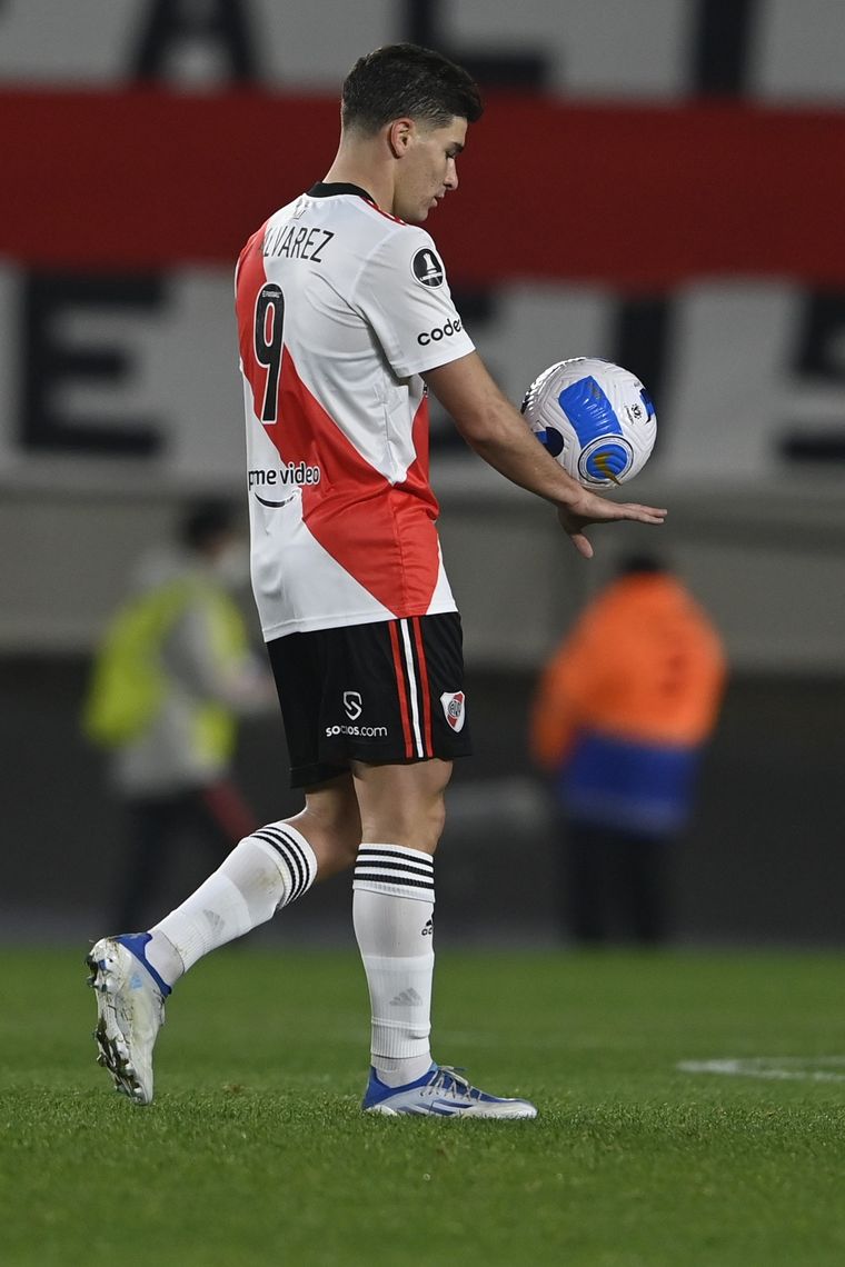 Julián se llevó dos pelotas a casa. Foto: @RiverPlate