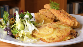 Filet de pescado rebozado con ensalada, la receta perfecta Filet de pescado rebozado con ensalada, la receta perfecta