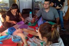 Un grupo de estudiantes trabaja en uno de los Cens de Gestión Social.