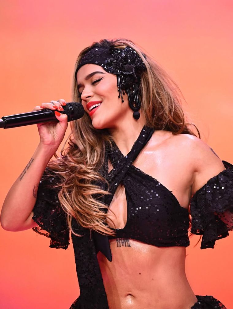 En los inicios de su trayectoria, la cantante interpretó sus primeros éxitos musicales ante la tribuna de Pasión de Sábado. En los inicios de su trayectoria, la cantante interpretó sus primeros éxitos musicales ante la tribuna de Pasión de Sábado.