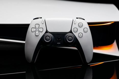 El DualSense ahora puede vincularse con hasta cuatro dispositivos distintos, sumando versatilidad a la experiencia de juego. El DualSense ahora puede vincularse con hasta cuatro dispositivos distintos, sumando versatilidad a la experiencia de juego.