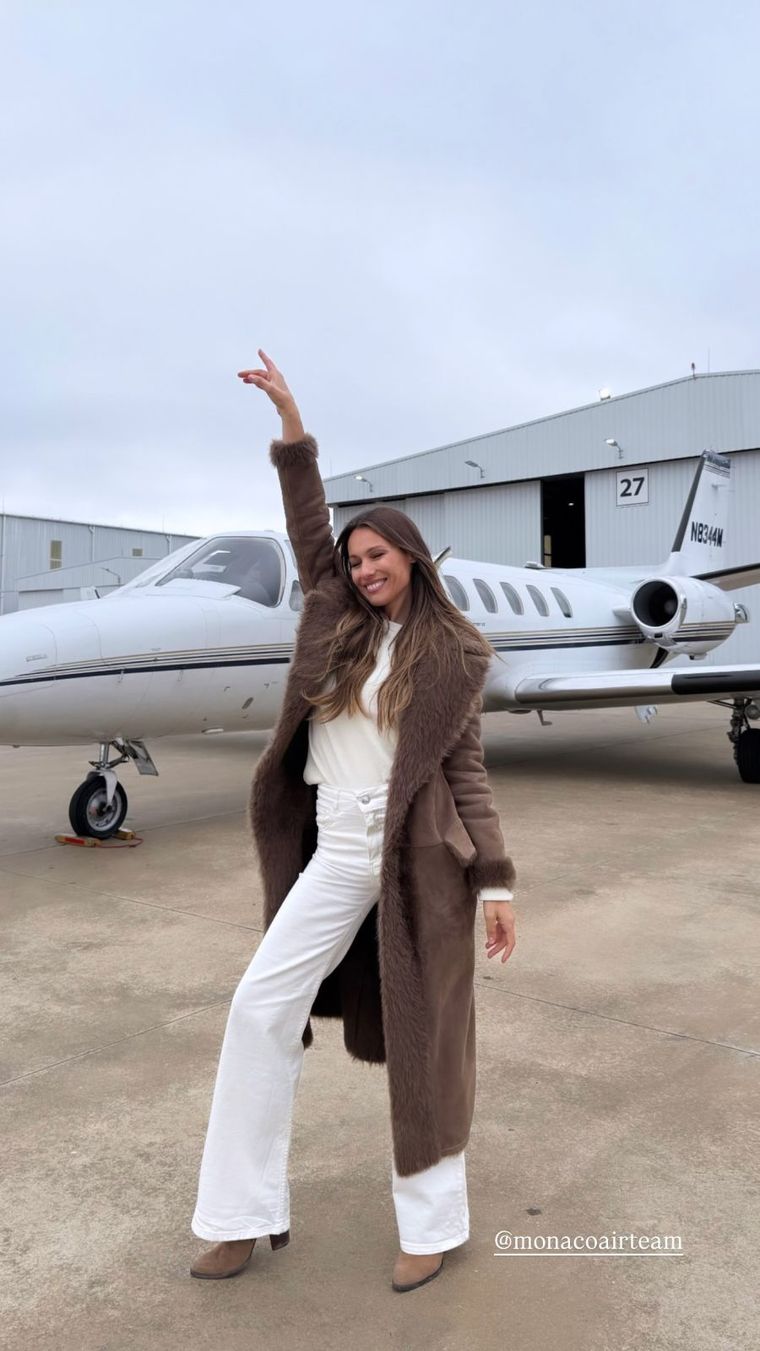 Blanco total + tapado marrón: el look invernal de Pampita.