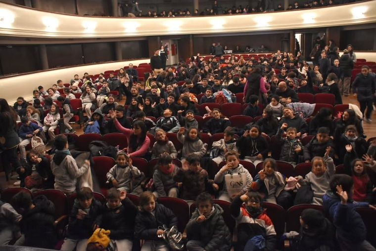 Los estudiantes también fueron los grandes protagonistas de la jornada, llenando la sala de risas y sorpresas. Los estudiantes también fueron los grandes protagonistas de la jornada, llenando la sala de risas y sorpresas.