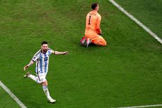 Messi pateó el penal para el 1-0, al que lo preparó con ayuda de los arqueros argentinos. Foto: EFE