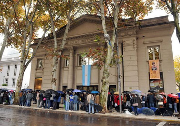 Una extensa fila de personas rodeó la Sala Mayor. Foto: Nacho Gaffuri / MDZ