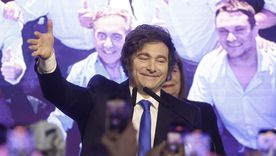El presidente Javier Milei celebrando la victoria electoral en todo el país.  El presidente Javier Milei celebrando la victoria electoral en todo el país.