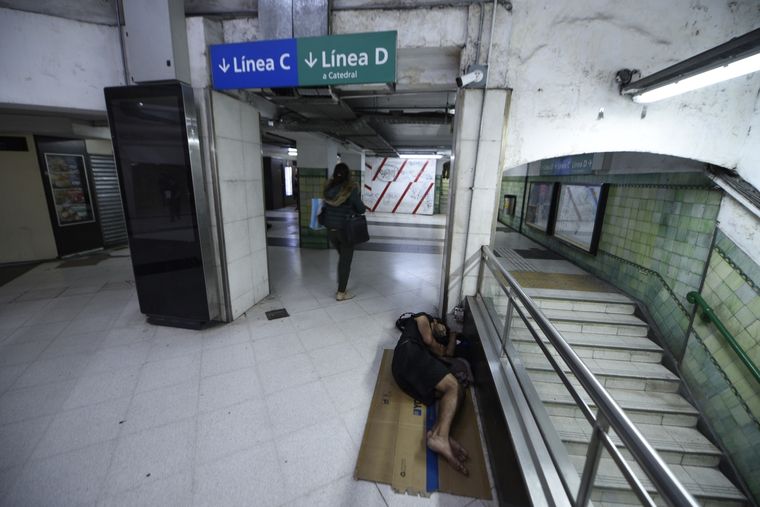 Muchas personas en situación de calle encuentran cobijo en las distintas estaciones de subte Foto: Juan Mateo Aberastain Zubimendi/MDZ