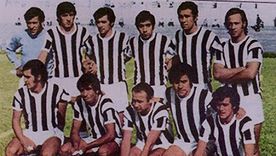 a gimnasia le faltan jugadores, entrenador y su camiseta tradicional