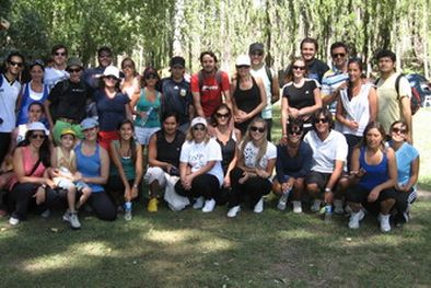 MDZol | Los socios del Club Vea Vinos salen a la aventura, pero antes una gran foto grupal. Foto: Gentileza