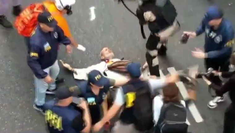 El Padre Paco Olveira en la marcha. Foto: Captura de video