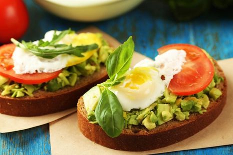 Según la inteligencia artificial, la clave de una buena alimentación matutina es el equilibrio entre fibras y proteínas para evitar el agotamiento. Foto: Shutterstock Según la inteligencia artificial, la clave de una buena alimentación matutina es el equilibrio entre fibras y proteínas para evitar el agotamiento. Foto: Shutterstock