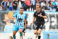 Facundo Nadalín (4), del Lobo mendocino, se lleva la pelota ante la persecución de Francisco Molina, el enganche de Gimnasia de Jujuy. Foto: Prensa Gimnasia y Esgrima de Jujuy