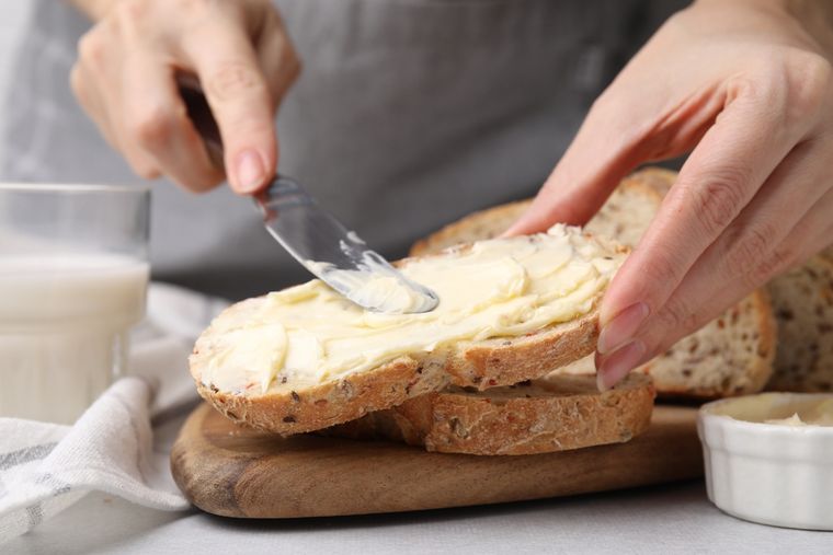 La receta de mantequilla casera solo necesita crema de leche y unos minutos de batido. La receta de mantequilla casera solo necesita crema de leche y unos minutos de batido.