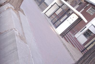 MDZol | Mugre en la acequia frente a la Escuela Valentín Bianchi Foto: Ariel Jalley/Mediamza.com