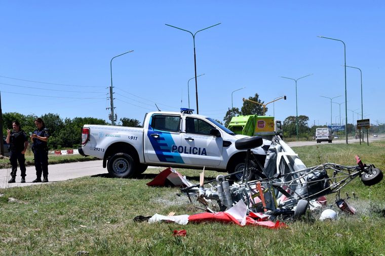 El ultraliviano se precipitó a tierra tras chocar contra una torre de alta tensión. Foto: Télam