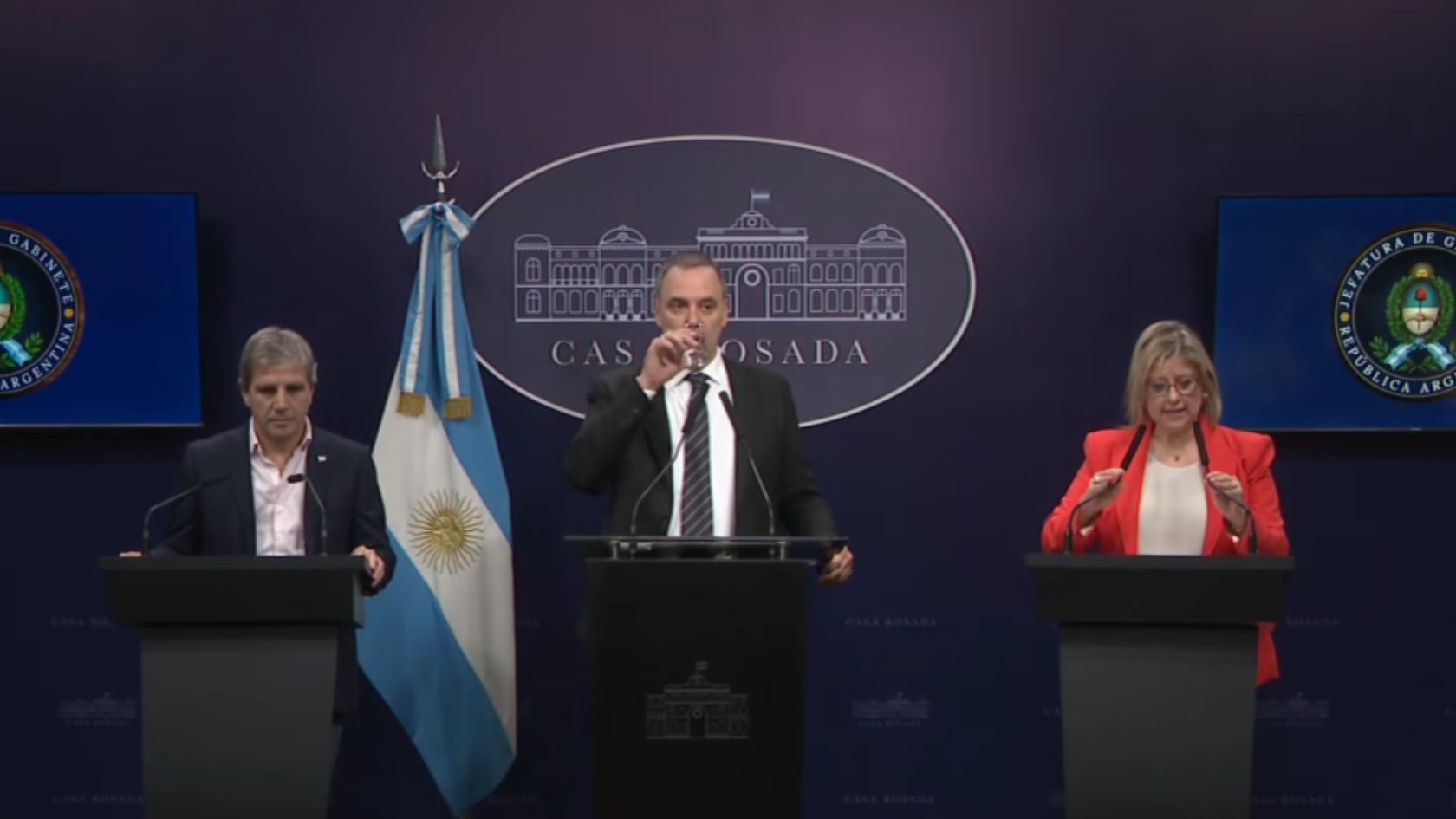 Manuel Adorni dio una conferencia de prensa escoltado por Luis Caputo y Alejandra Monteoliva.