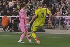 MacNaughton deja la plancha e impacta a Messi Foto: Captura Video