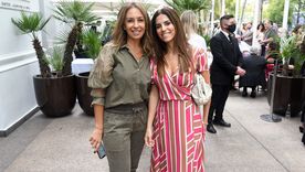 Los colores neutros primaron en el evento, pero también hubo estampas y quieren apostaron al color acertaron. En la foto: Virginia Gil junto a María José Correas