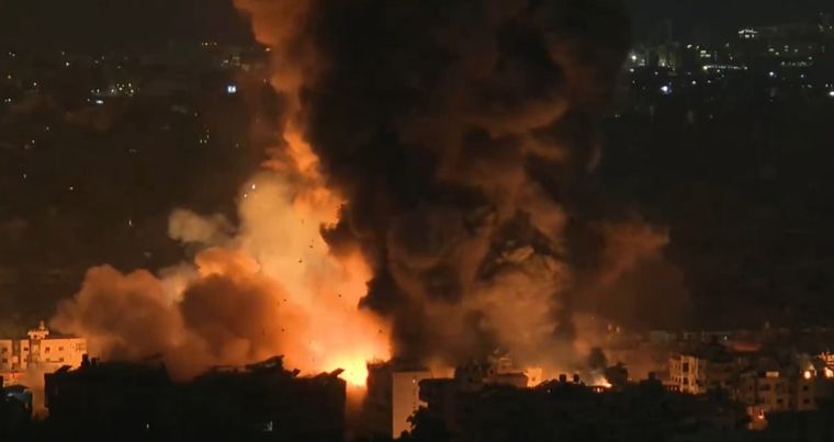 Las llamas y el humo se elevan desde un ataque aéreo israelí en Dahiyeh, Beirut, Líbano
