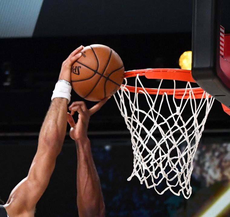 Con un dedo. Así bloqueó Leonard un intento rival.