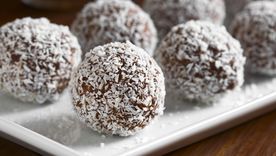 Receta rápida de bolitas de coco navideñas: dulces clásicos listos en minutos.