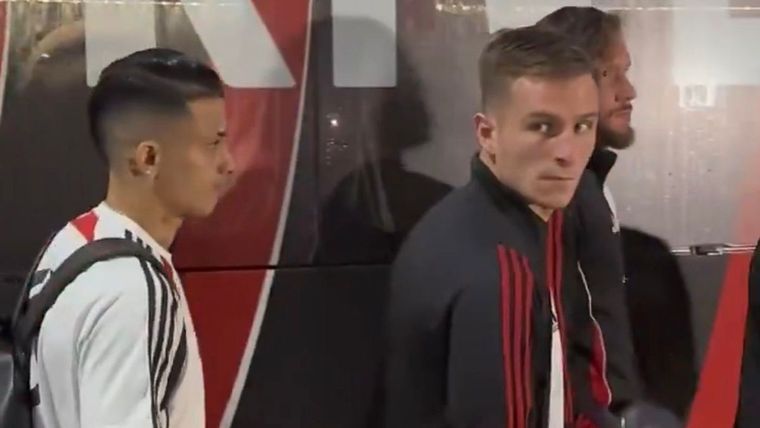 Giuliano Galoppo desafió con la mirada a un hincha de River tras la eliminación de la Copa Argentina.