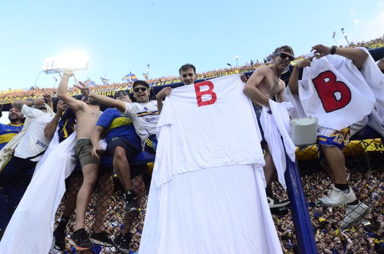 Los hinchas de Boca festejaron el Superclásico vestidos de fantasmas de la B. La cuenta oficial del club también chicaneó con eso en las redes.