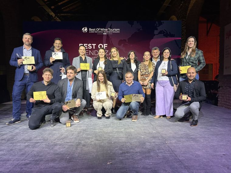La foto final, con varios de los ganadores del premio Oro en la edición 2024 de los Best Of Wine Tourism. En la nota, la lista completa. Foto: MDZ