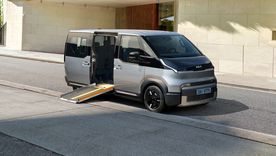 Kia amplía su gama de movilidad accesible con el PV5 WAV de entrada lateral. Kia amplía su gama de movilidad accesible con el PV5 WAV de entrada lateral.