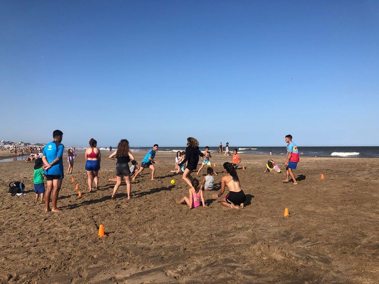 El quemado es el juego preferido de los niños que vacacionan en Cariló Foto: Felicitas Oyhenart