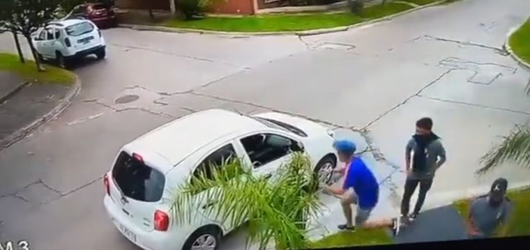 Tres jóvenes lo atacaron mientras esperaba a sus hijos