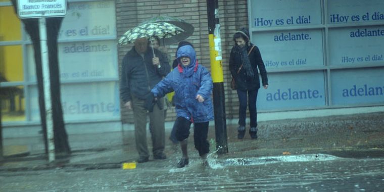 La intensa lluvia le complicó la jornada a los sanrafaelinosl. Foto: Pablo Matar/Mediamza.com