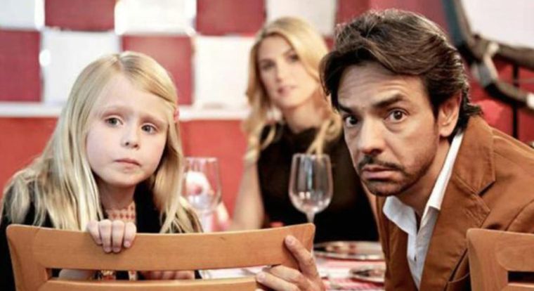 Eugenio Derbez con Loreto Peralta en una de las escenas de la película No se aceptan devoluciones.