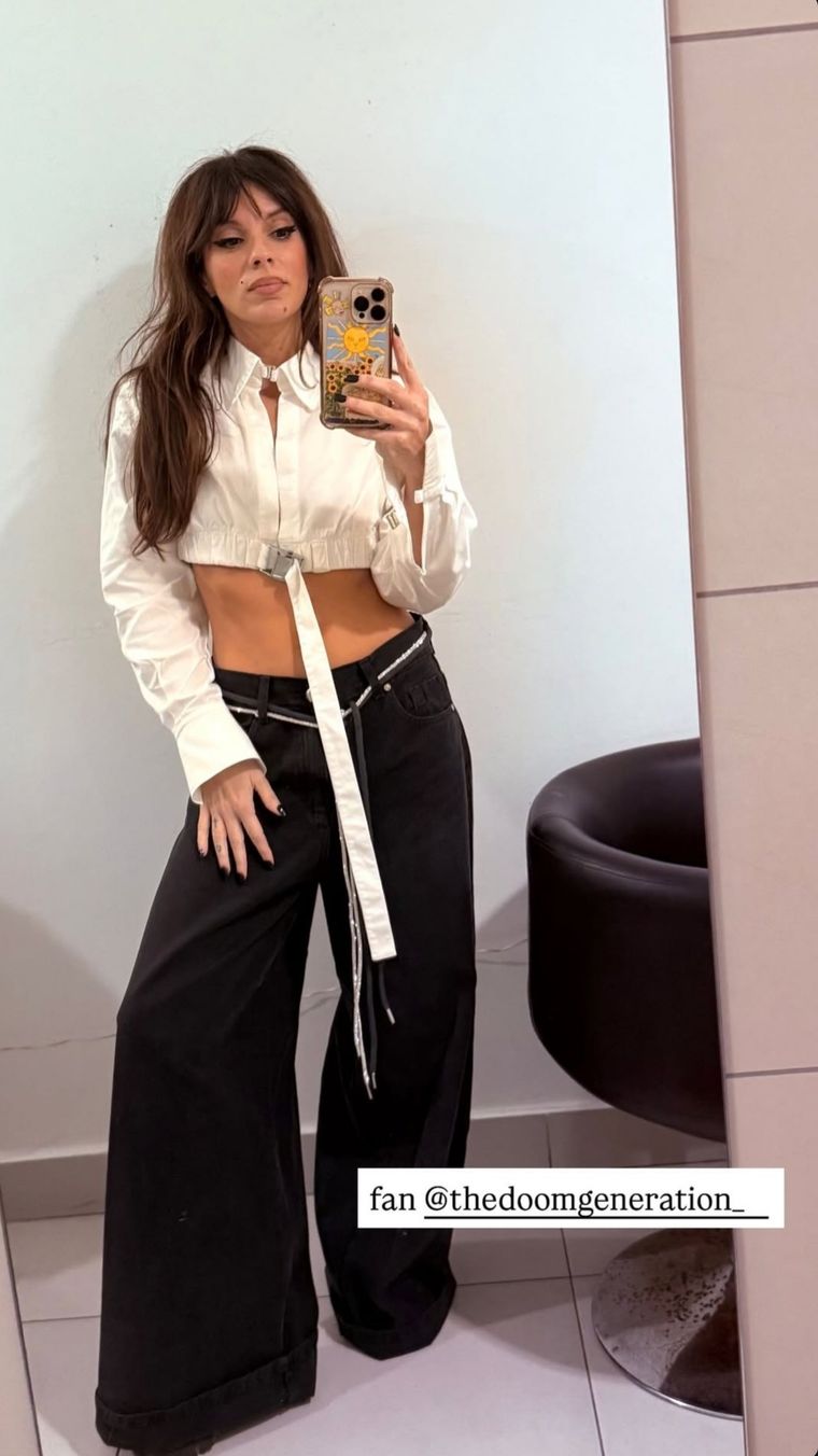 La actriz combinó un crop top estructurado y pantalones anchos con un cinturón largo que hizo toda la diferencia. La actriz combinó un crop top estructurado y pantalones anchos con un cinturón largo que hizo toda la diferencia.