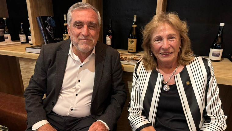 José Alberto Zuccardi se encontró con la Rectora de la Universidad Nacional de Cuyo, Esther Sánchez. José Alberto Zuccardi se encontró con la Rectora de la Universidad Nacional de Cuyo, Esther Sánchez.