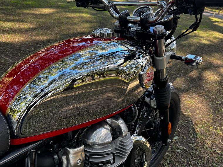La Royal Enfield Interceptor 650 tiene un motor de dos cilindros en paralelo, con 648 cc y refrigeración por aire y aceite.&nbsp;