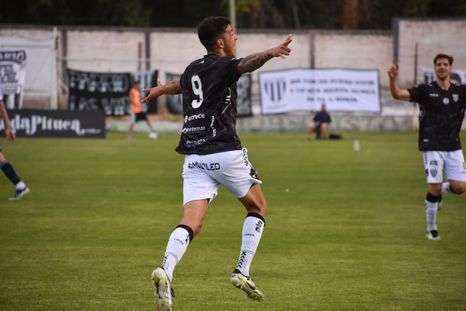 Brian Nicolás Ferreyra celebra con todo el golazo del 1-0 de Gimnasia. Brian Nicolás Ferreyra celebra con todo el golazo del 1-0 de Gimnasia.