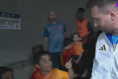 El 10 cruzó palabras con un jovencito en la previa del encuentro. Foto: Captura