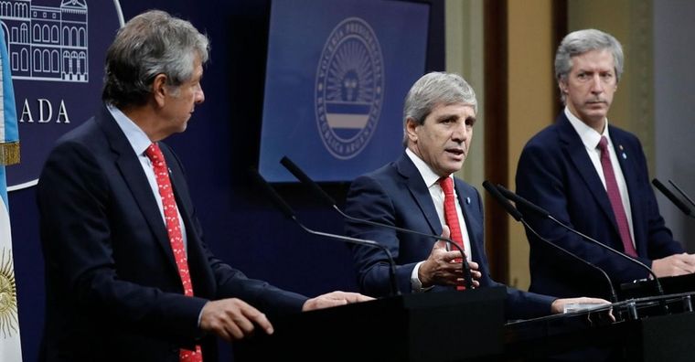 El anuncio de las medidas económicas del ministro de Economía, Luis Caputo, junto al titular de ARCA, Juan Pazo, y del Banco Central, Santiago Bausili. Foto: Ministerio de Economía El anuncio de las medidas económicas del ministro de Economía, Luis Caputo, junto al titular de ARCA, Juan Pazo, y del Banco Central, Santiago Bausili. Foto: Ministerio de Economía